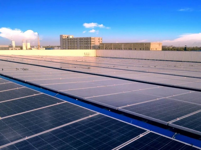 全太陽能動(dòng)力汽車，太陽能汽車曬一天續(xù)航200公里能普及嗎