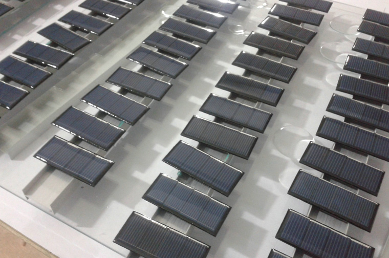 太陽(yáng)能滴膠板如何連接，太陽(yáng)能電池板滴膠與壓模有什么區(qū)別