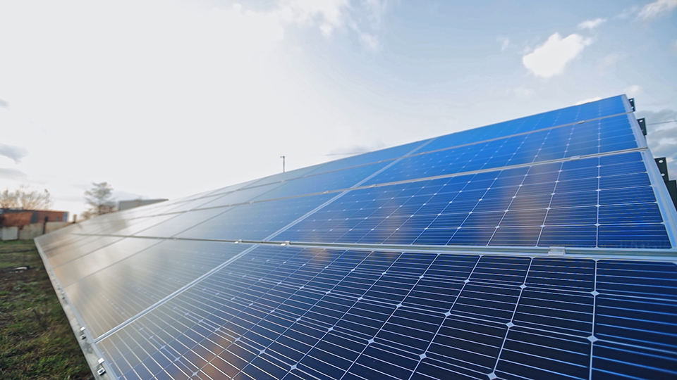 光伏發(fā)電電壓高過(guò)實(shí)際電壓有問(wèn)題嗎 光伏發(fā)電電壓高過(guò)實(shí)際電壓有問(wèn)題嗎